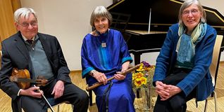 Mitwirkende des Abends sind Ulrike Engelke an der Blockflöte, Simon Standage an der Barockvioline und Hildegund Treiber am Cembalo.