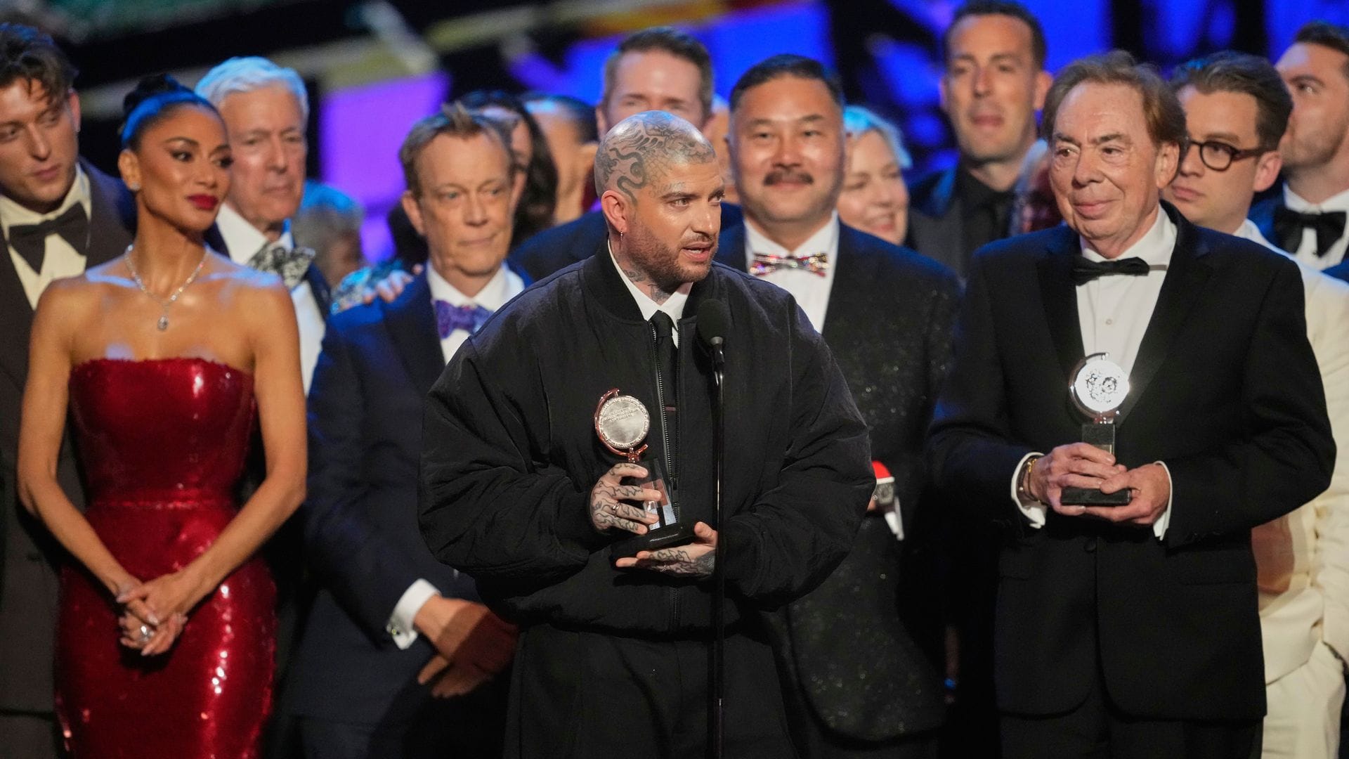 Jamie Lloyd, Mitte, nimmt am 8. Juni den Preis für die beste Wiederaufnahme eines Musicals für "Sunset Boulevard" während der 78. Tony Awards in der Radio City Music Hall entgegen - links neben ihm Nicole Scherzinger, rechts neben ihm Webber. (Archivbild)