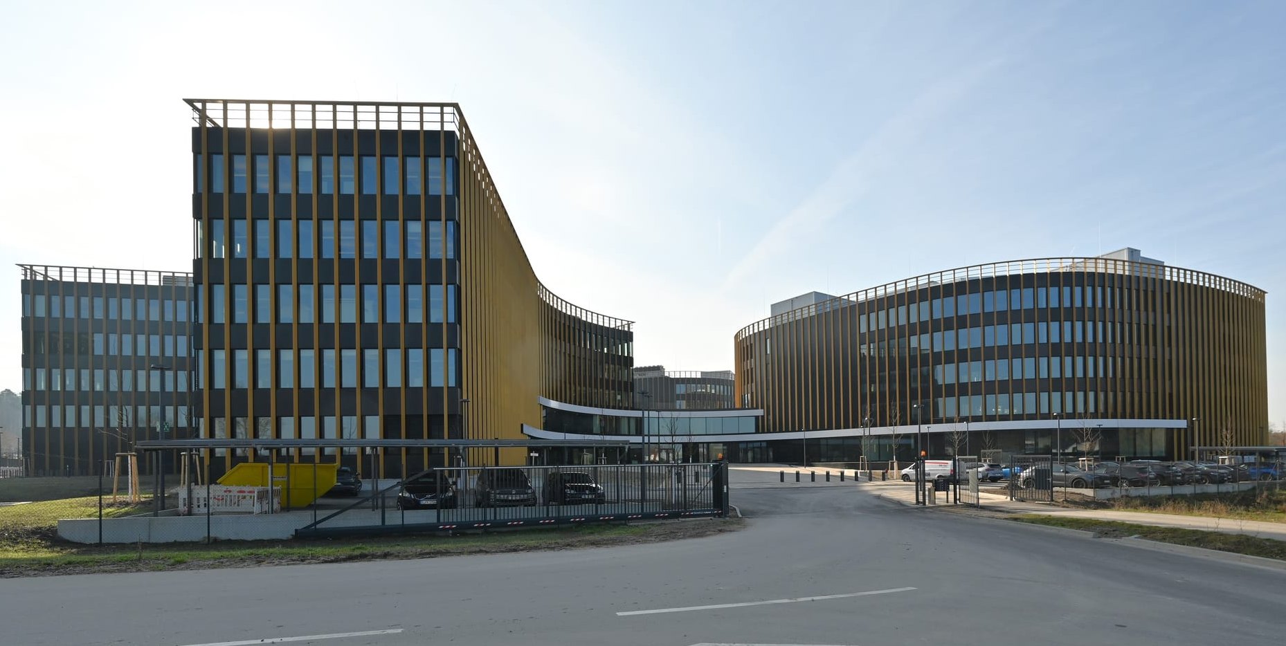 Der Neubau der IBM mit dem Haupteingang, dessen Flachbau die vier großen Gebäude miteinander verbindet.