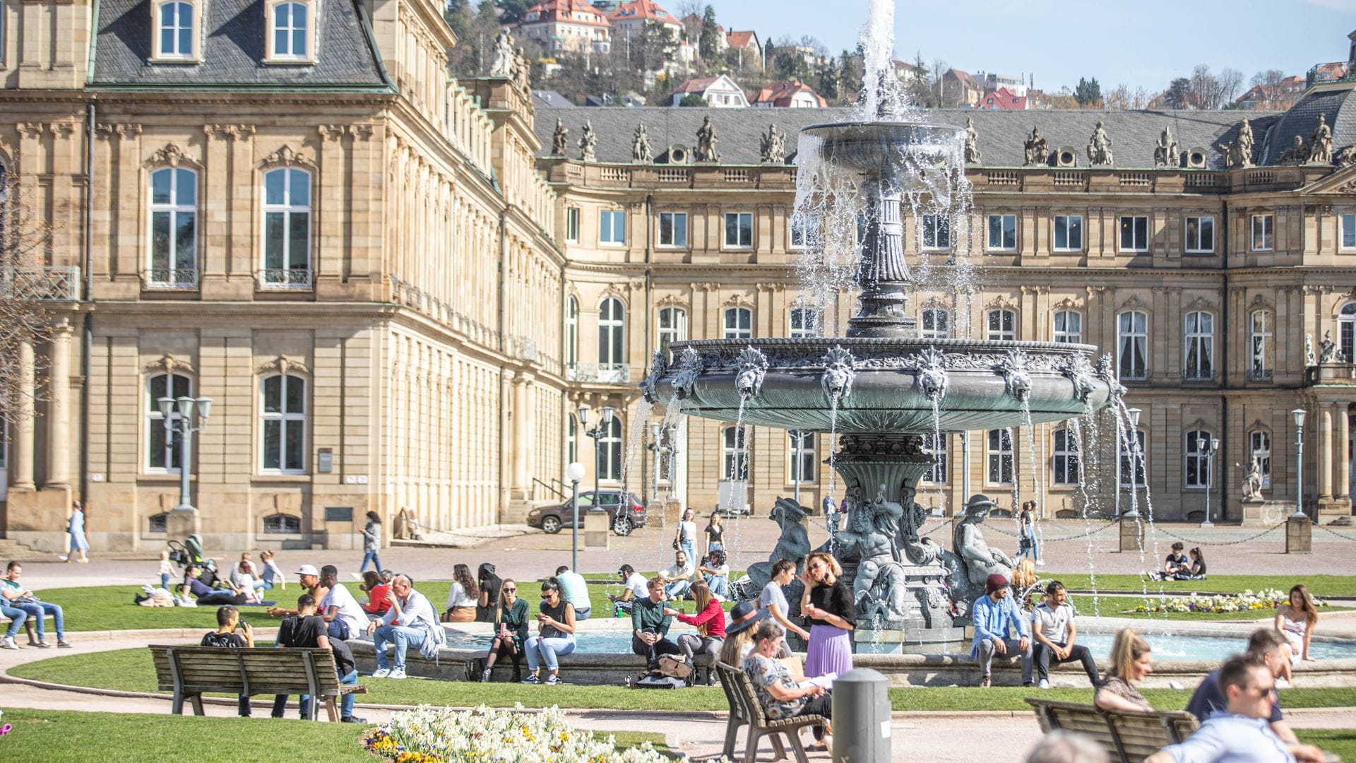 Menschen auf dem Schlossplatz genießen das Wetter. (Archivbild)