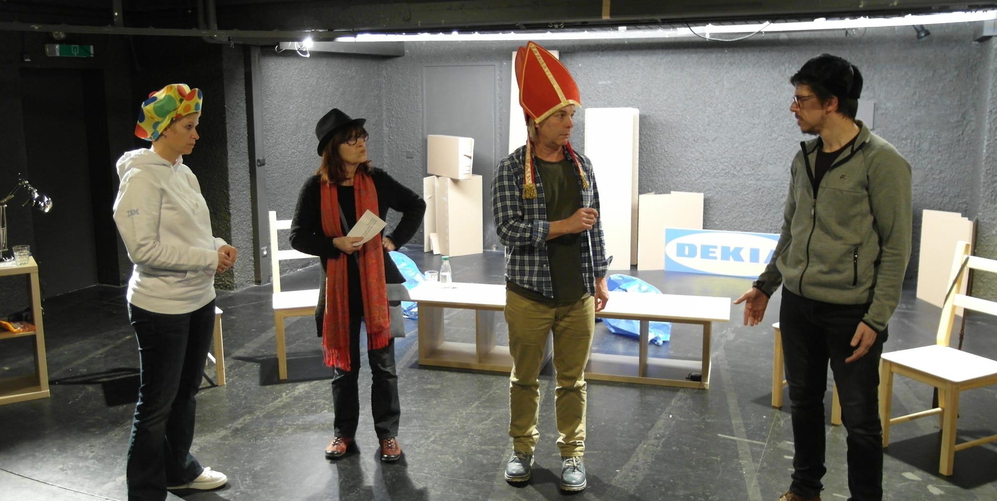 In der Inszenierung durch Axel Finkelnburg für die Schaubühne Sindelfingen des  kapitalismuskritischen Stücks  „Die Grönholm-Methode“ des katalanischen Autors Jordi Galceran spielen Katrin Finkelnburg, Gudrun Steinle, Mathias Baier und Achim Fuchs (von links) vier Bewerber um den Managerposten in einem schwedischen Konzern, die in einem Assessment-Center aufeinander treffen - die Inszenierung feiert am 14. März um 20 Uhr Premiere im Theaterkeller Sindelfingen.