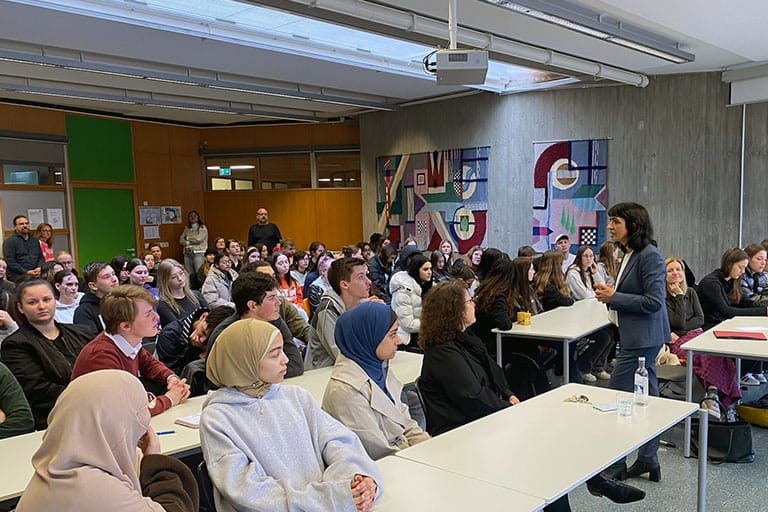 Landtagspräsidentin Muhterem Aras zu Besuch an der Mildred-Scheel-Schule.