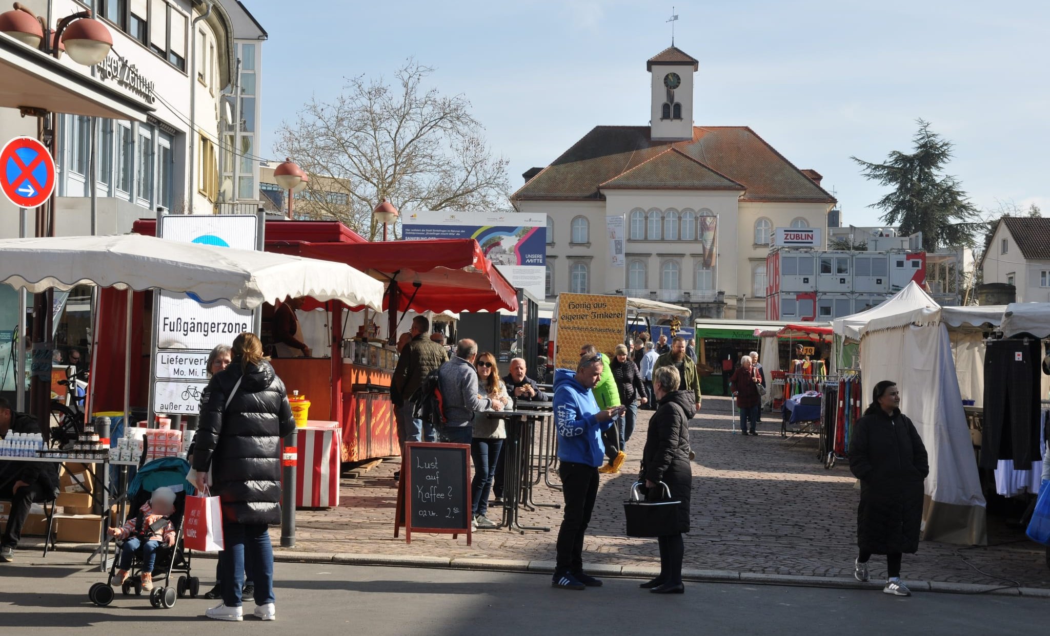 Besucher schlendern über den Sindelfinger Krämermarkt zwischen Ständen und Verkaufswagen.
