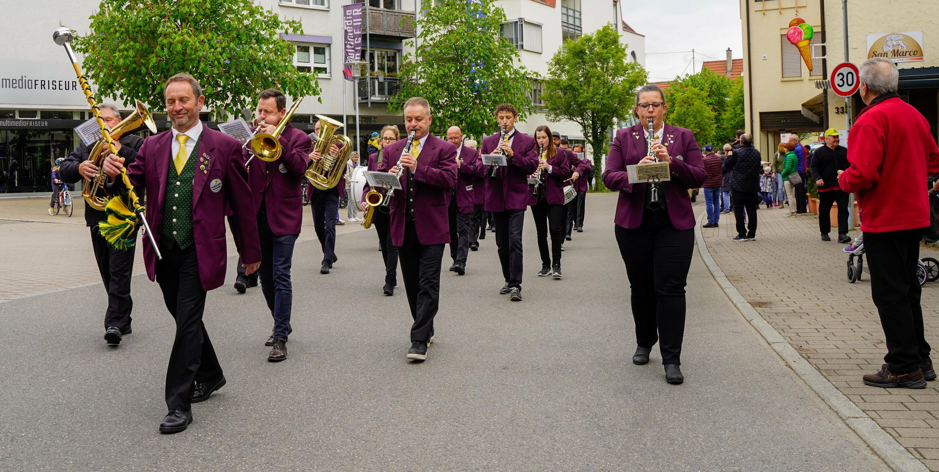 Die Musikkapelle zieht durch Maichingen.Bild: Dettenmeyer/A
