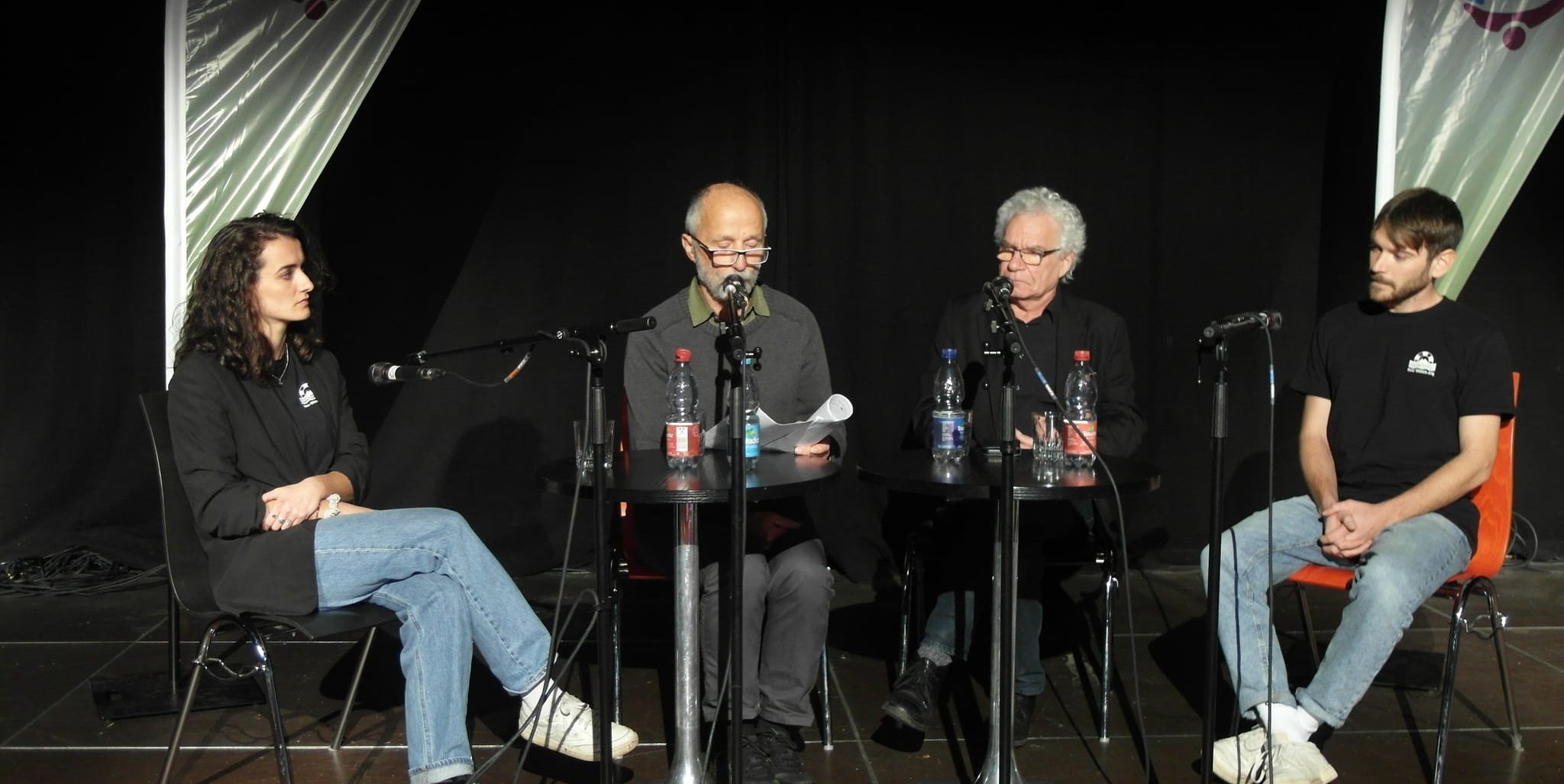 Im Sindelfinger Pavillon haben sich Aisha Erdes, Reinhard Schmitz, Peter Bausch und Jannik Müller (von links) über die Seenotrettungaktionen der Organisation Sea-Watch unterhalten.
