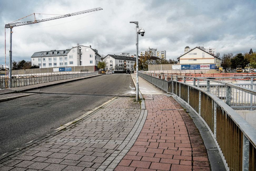 Der Teil der Brücke, der über die Autobahn führt, wird abgerissen.