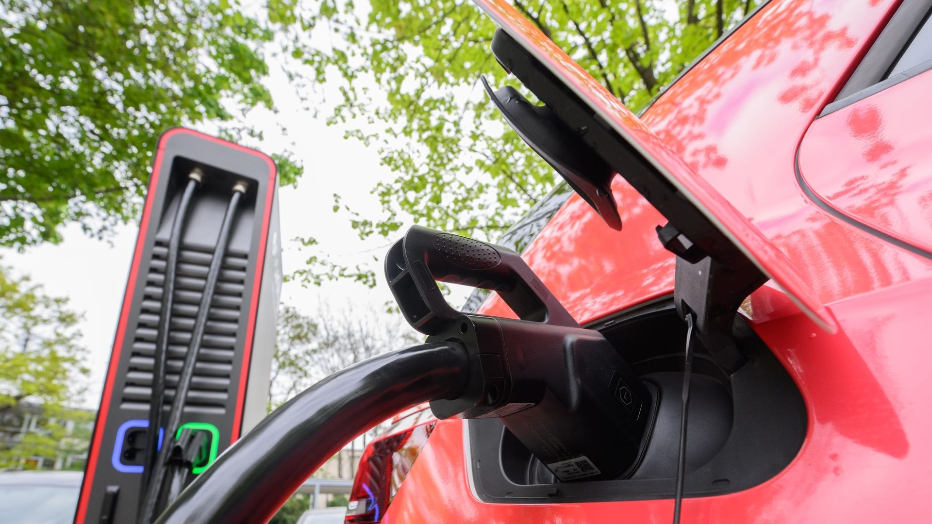 Im November 2023 wurden fast 45 000 E-Autos neu zugelassen. Das ist nahezu ein Viertel weniger als im Vorjahresmonat.
