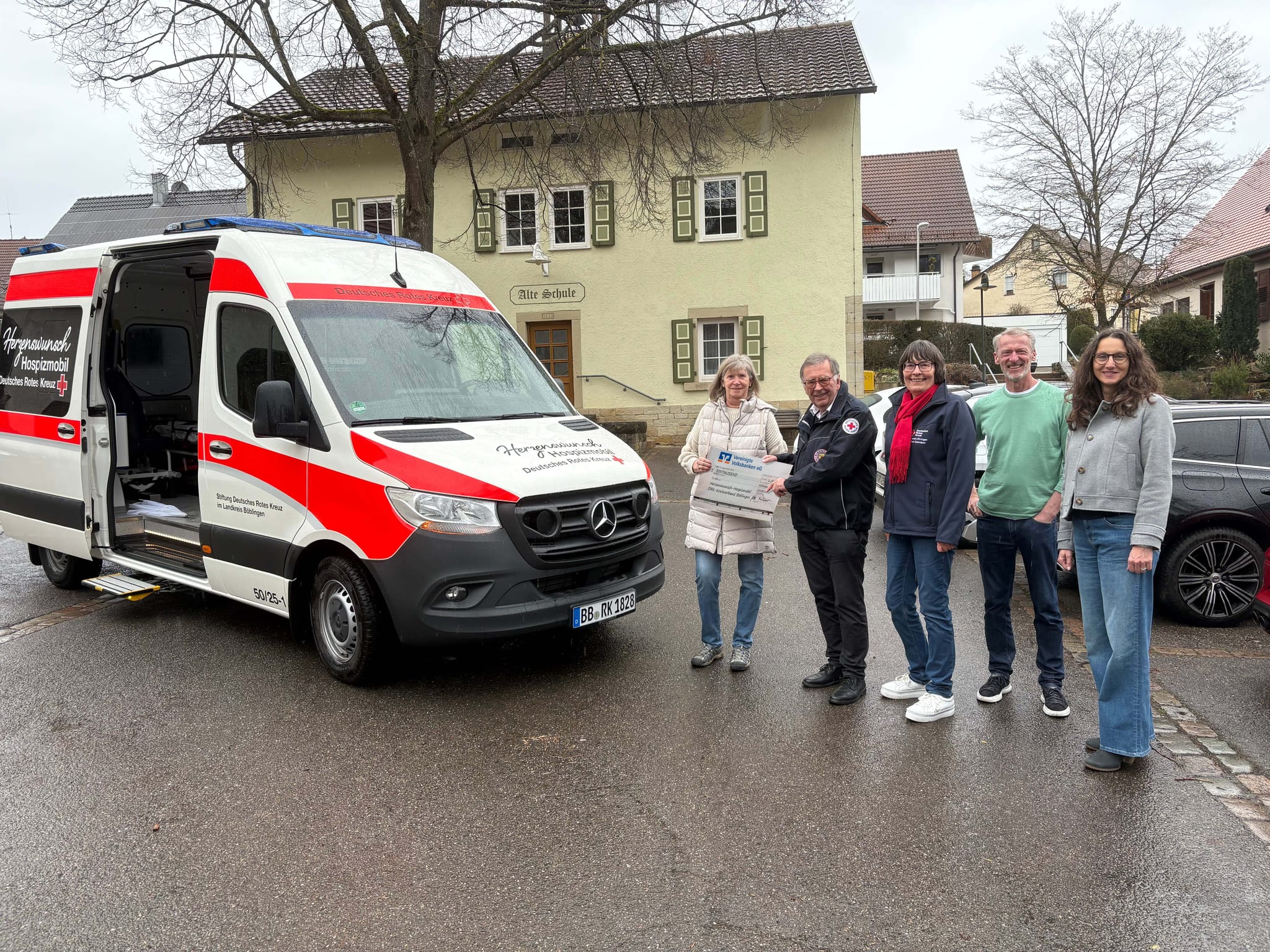 Sylvia Skotnik, DRK-Präsident Michael Steindorfner, die stellvertretende DRK-Kreissozialleiterin Bärbel Seemann, Roland Röll und Nicole Beicht (von links)