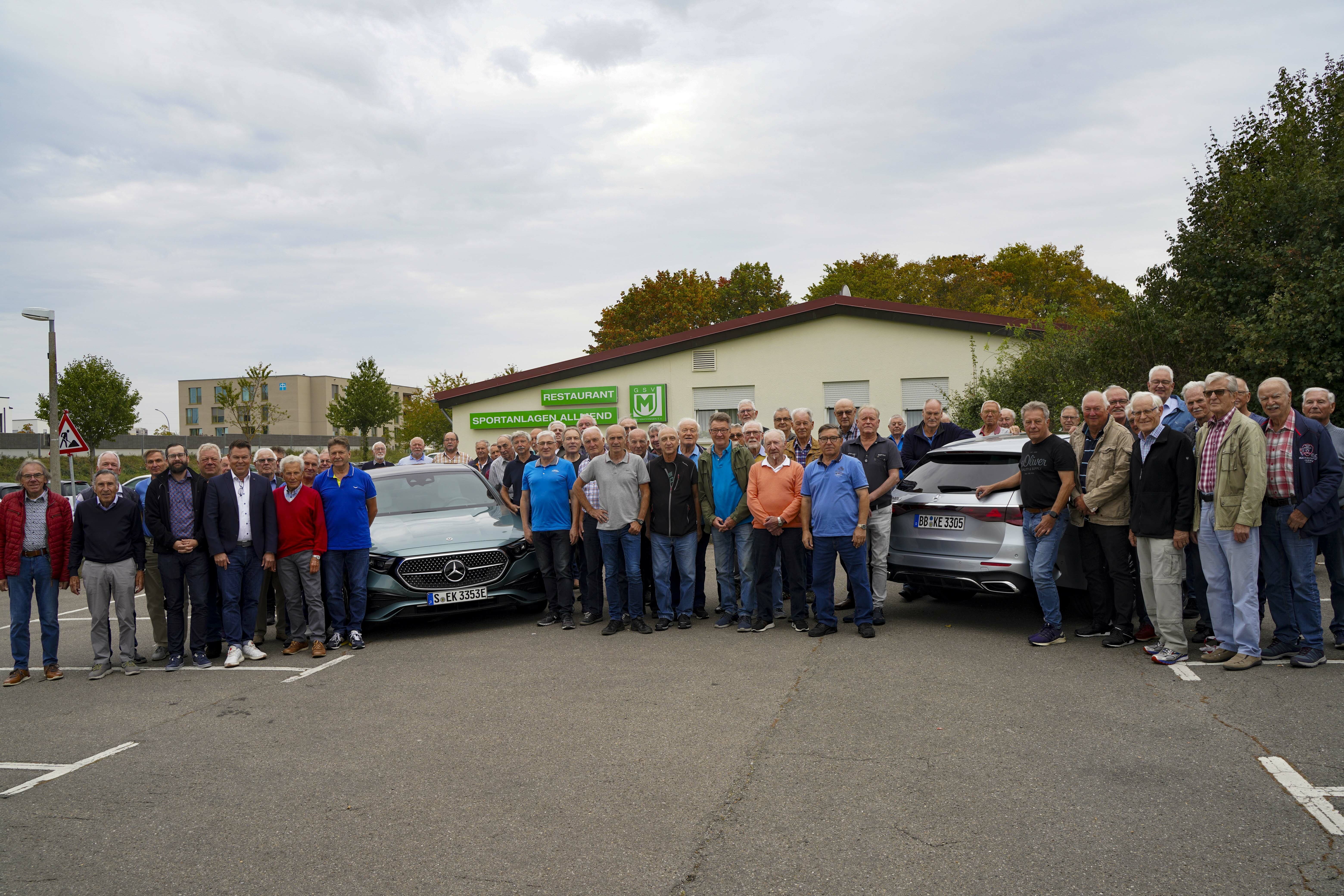 Gemeinsames Gruppenbild vor der neuen E-Klasse von Mercedes-Benz. Bild: Dettenmeyer