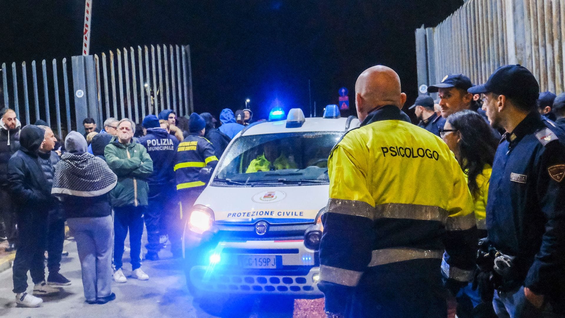 Erneut bebt die Erde in den Phlegräischen Feldern. Menschen laufen verängstigt auf die Straße.