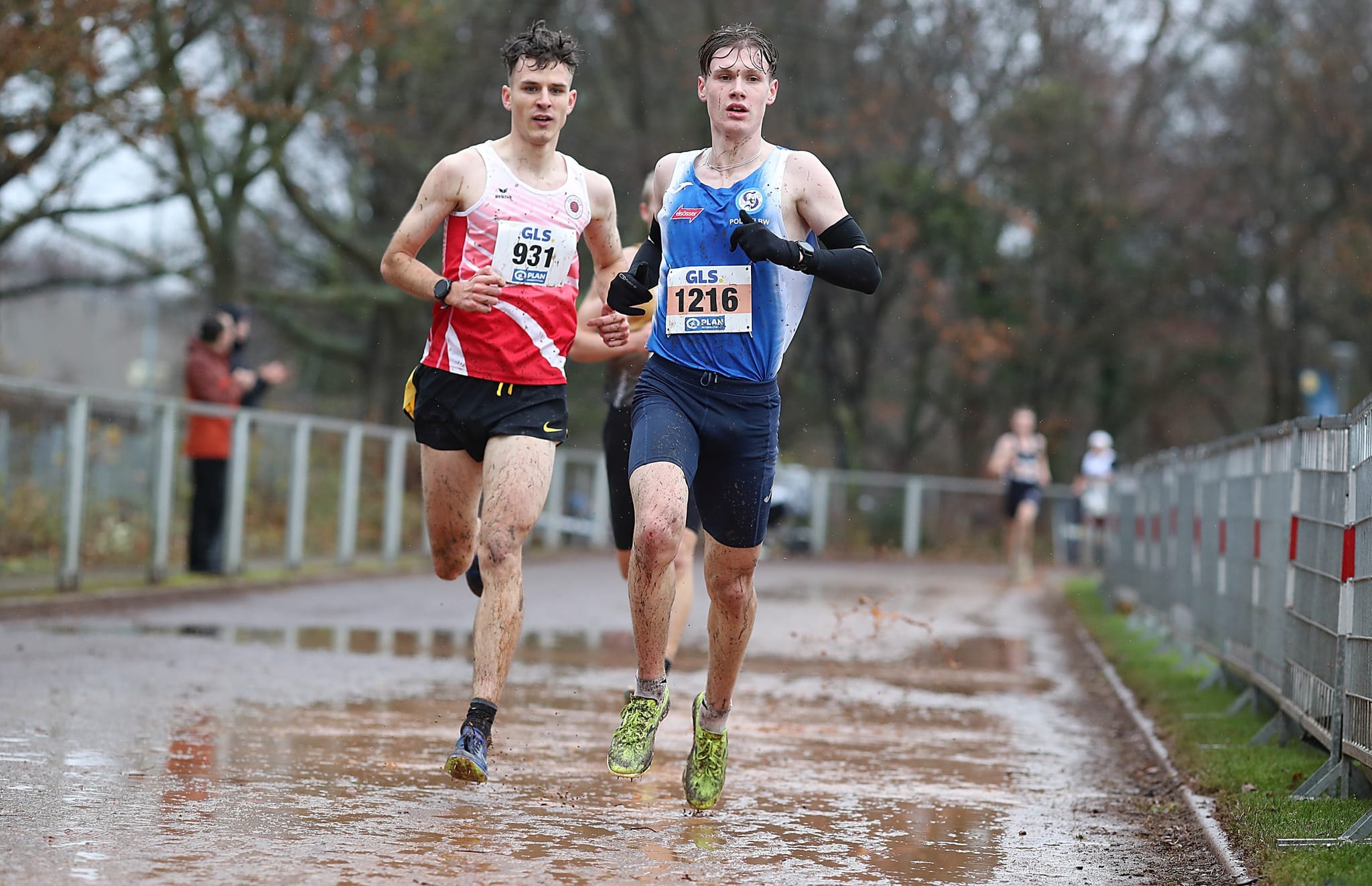 Am Sonntag geht es für Kurt Lauer (blaues Trikot) bei den Cross-Europameisterschaften in Lagoa (Portugal) in der U23-Klasse über Stock und Stein.