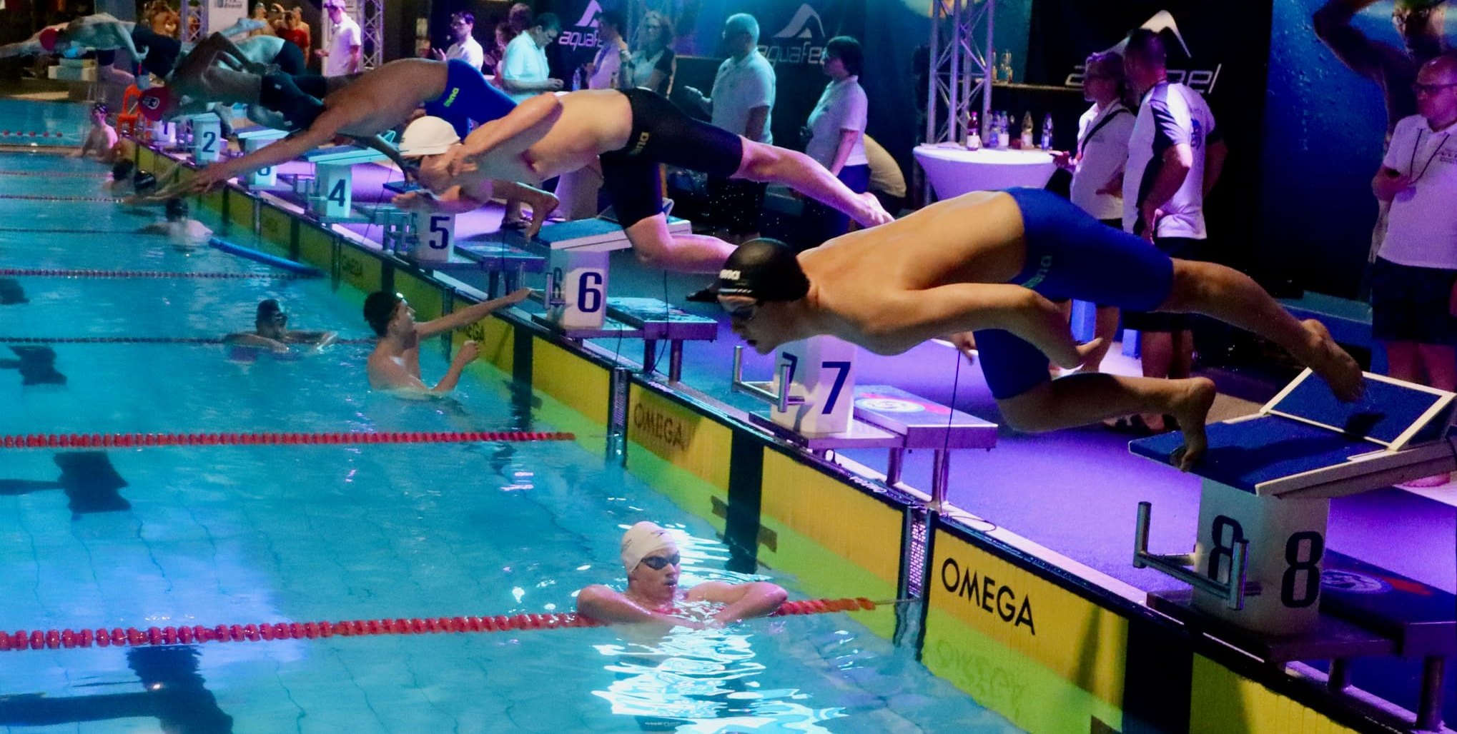 Seit Ende Februar installierten die VfL-Schwimmer  die aufwändige Lichtinstallation im Badezentrum. 	Bild:  z