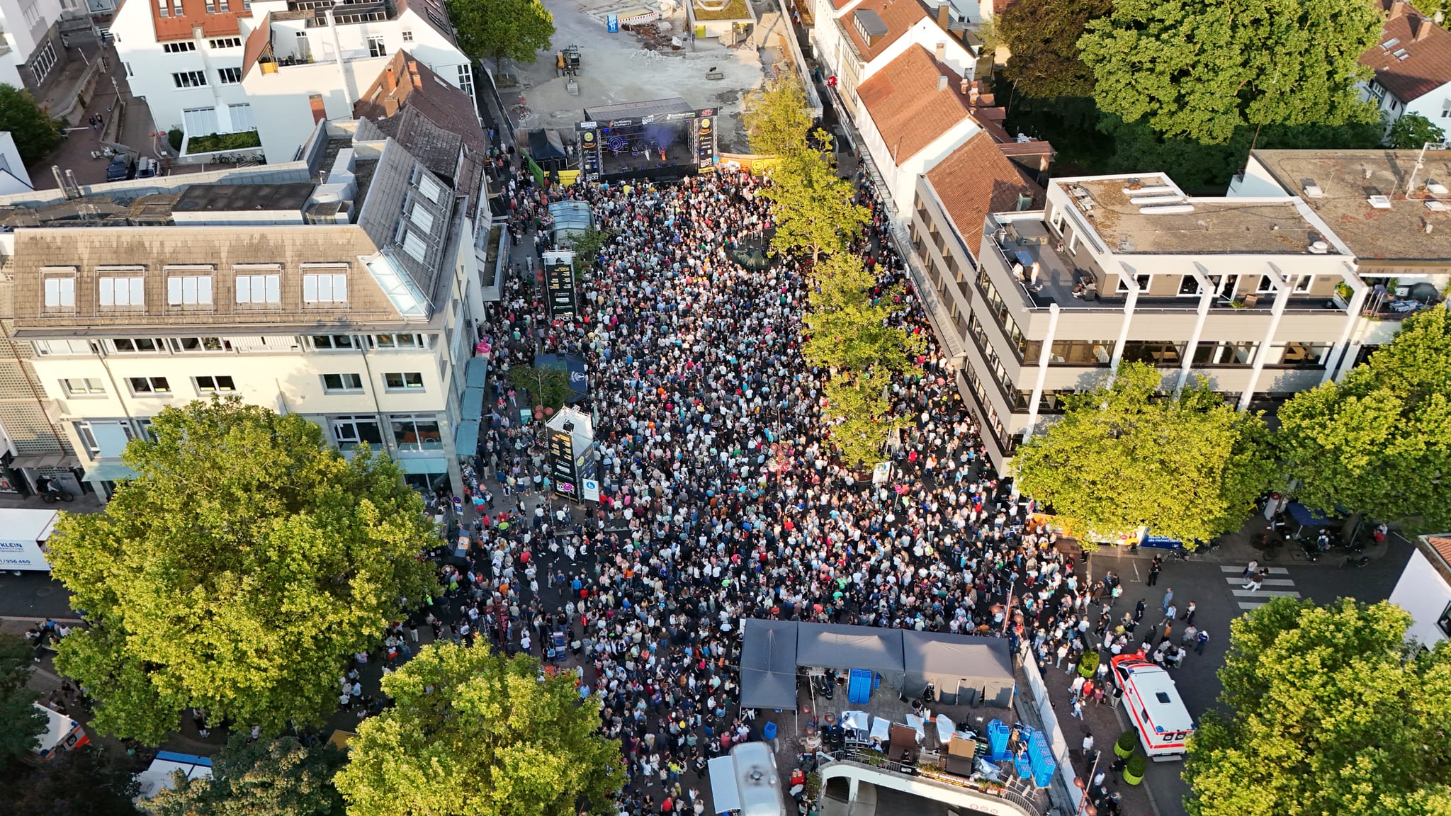 Nette Leute, tolle Stimmung: Voller Marktplatz bei Sifi rockt mit den Songs von Coldplay