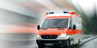 Rettungskräfte brachten den Verletzten in ein Krankenhaus.