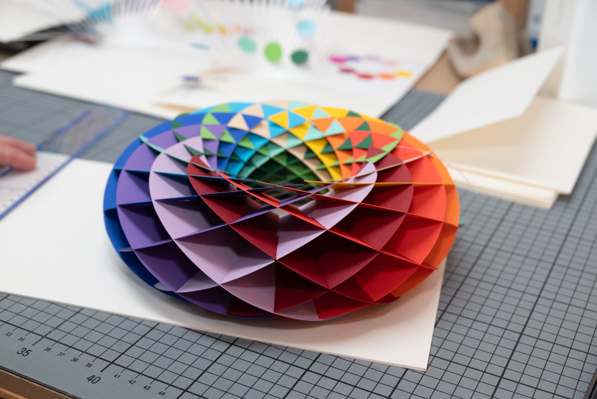 Die mathematische Figur "Torus" setzt Martina Lorenz in Papier um.