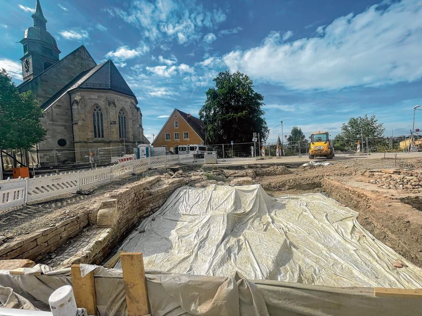 Die Gräber, die in der Grube gefunden wurden, liegen direkt auf dem Felsen.