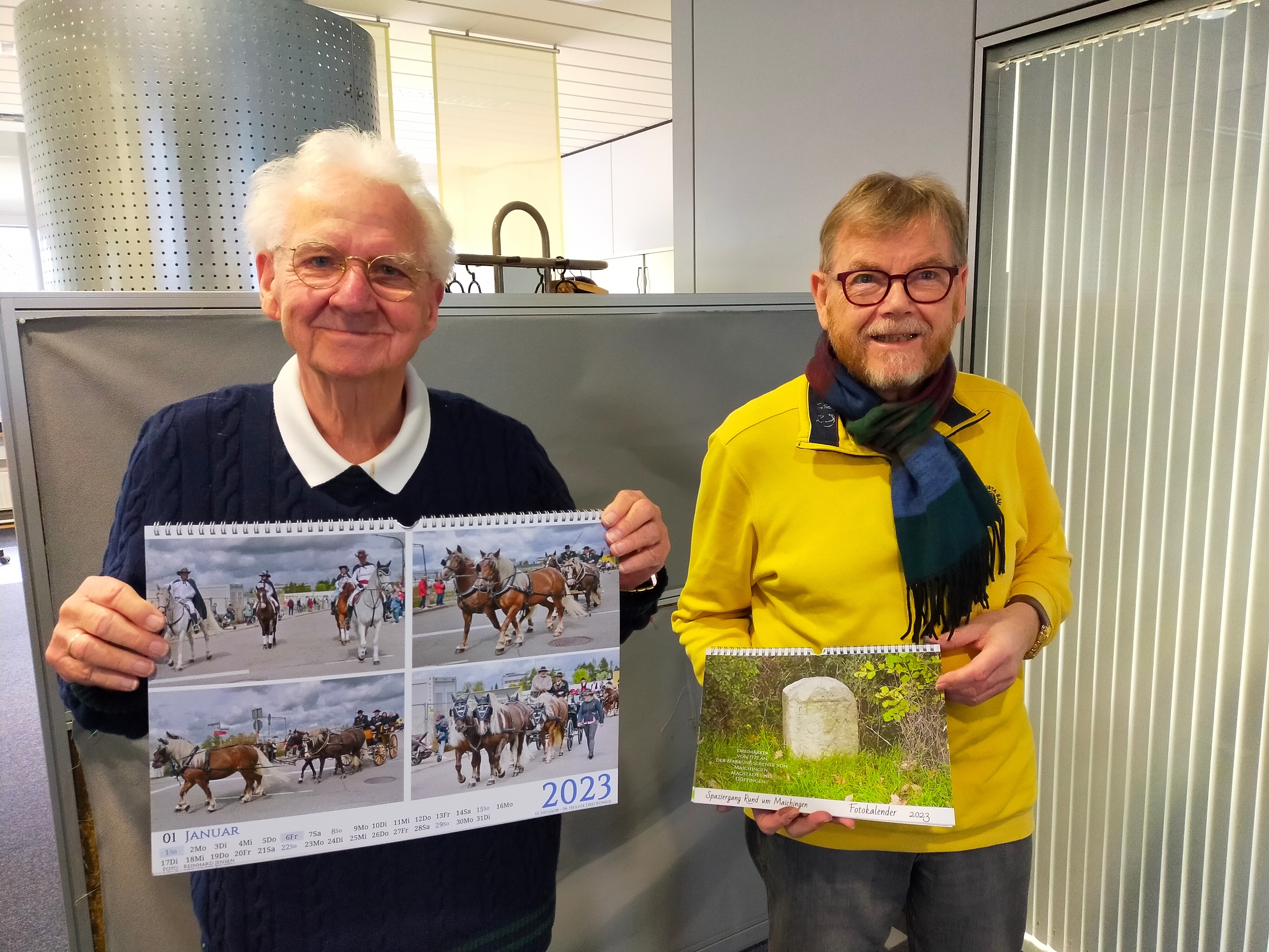 Karl-Peter Heimann (links) und Reinhard Jensen mit den Maichinger Kalendern für das Jahr 2023. Bild: Schweiker