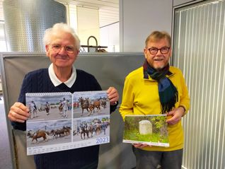 Karl-Peter Heimann (links) und Reinhard Jensen mit den Maichinger Kalendern für das Jahr 2023. Bild: Schweiker