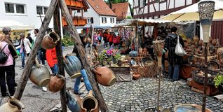 Darmsheim lädt zum Töpfermarkt.