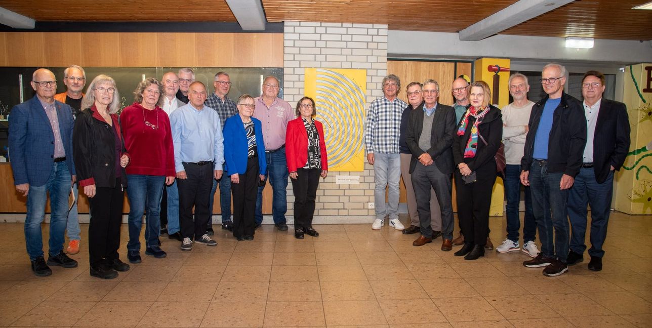 Klassenfoto mit Kunstwerk: „Überlagerung zweier Wellensysteme“ heißt das Bild, das die damaligen Schüler unter anderem zur Verschönerung des neuen Gebäudes gestalteten.