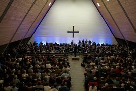 Landespolizeiorchester und Blasorchester der Realschule Hinterweil beim gemeinsamen Auftritt in der Johanneskirche. Bild: Heiden