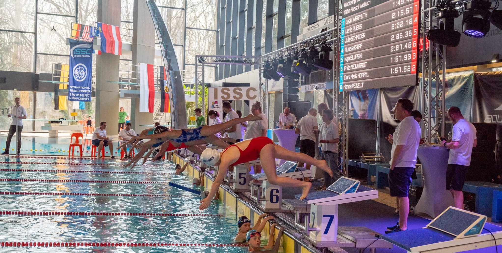 Kopfüber ins Wasser. Bei den International Sindelfingen Swimming  Championships (ISSC) geht es im Badezentrum Schlag auf Schlag. Bild: Nüßle