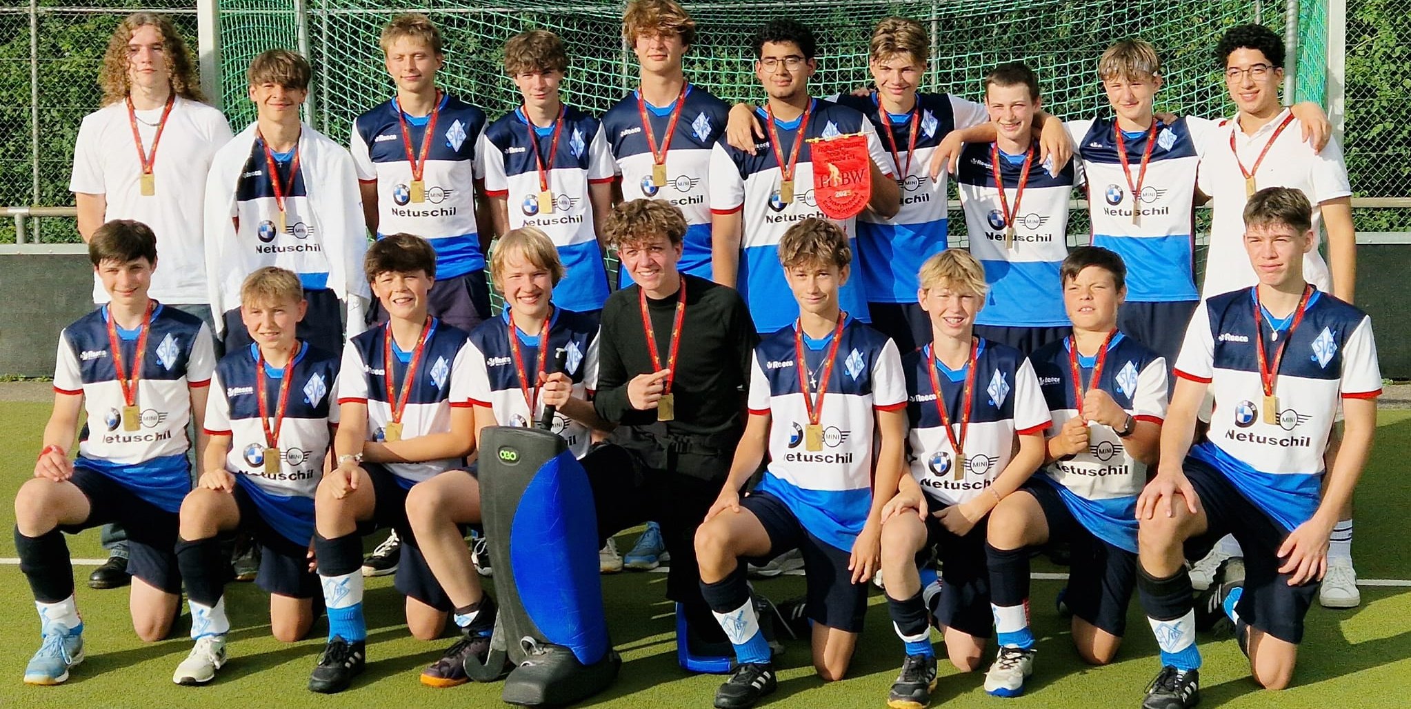 Die SVB-Oberligameister der männlichen U16. Von links, hinten: Co-Trainer Elias Müller, Jannik Lehmann, Mats Laser, Mattis Pohl, Paul Schneider, Kaleb Ancheta, Marian Rittberger, Linus Ulrich, Jannik Breutmann, Co-Trainer Josua Ancheta; vorne: Henry Ulrich, Hendrik Haase, Fero Kaufmes, Hannes Berger, Clemens Binder, Enno Röben, Kjell Rathmann, Collin Bach, Jonathan Rech. Nicht auf dem Bild: Tom Stefani, Cheftrainer Jona Meyer.Bild: Meyer
