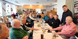 Matthias Schöck (Zweiter von rechts) beim Stammtisch der Fußball-Senioren in Hildrizhausen.