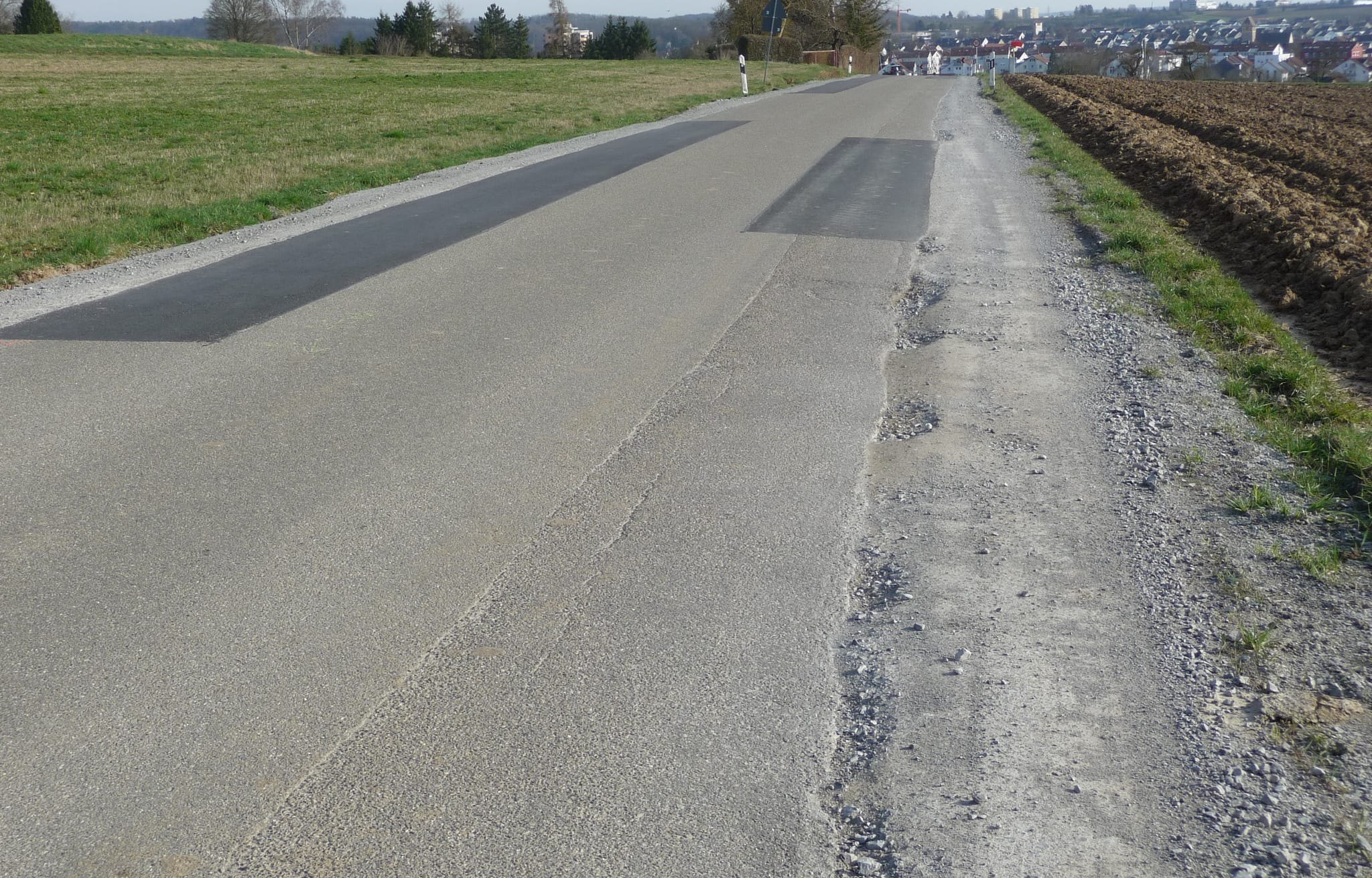 Damit Autofahrer künftig besser sehen, wo die Straße endet, bekommt der Schleichweg über den Eierpass weiße Seitenlinien. Breiter wird das schmale Sträßchen deshalb nicht.
