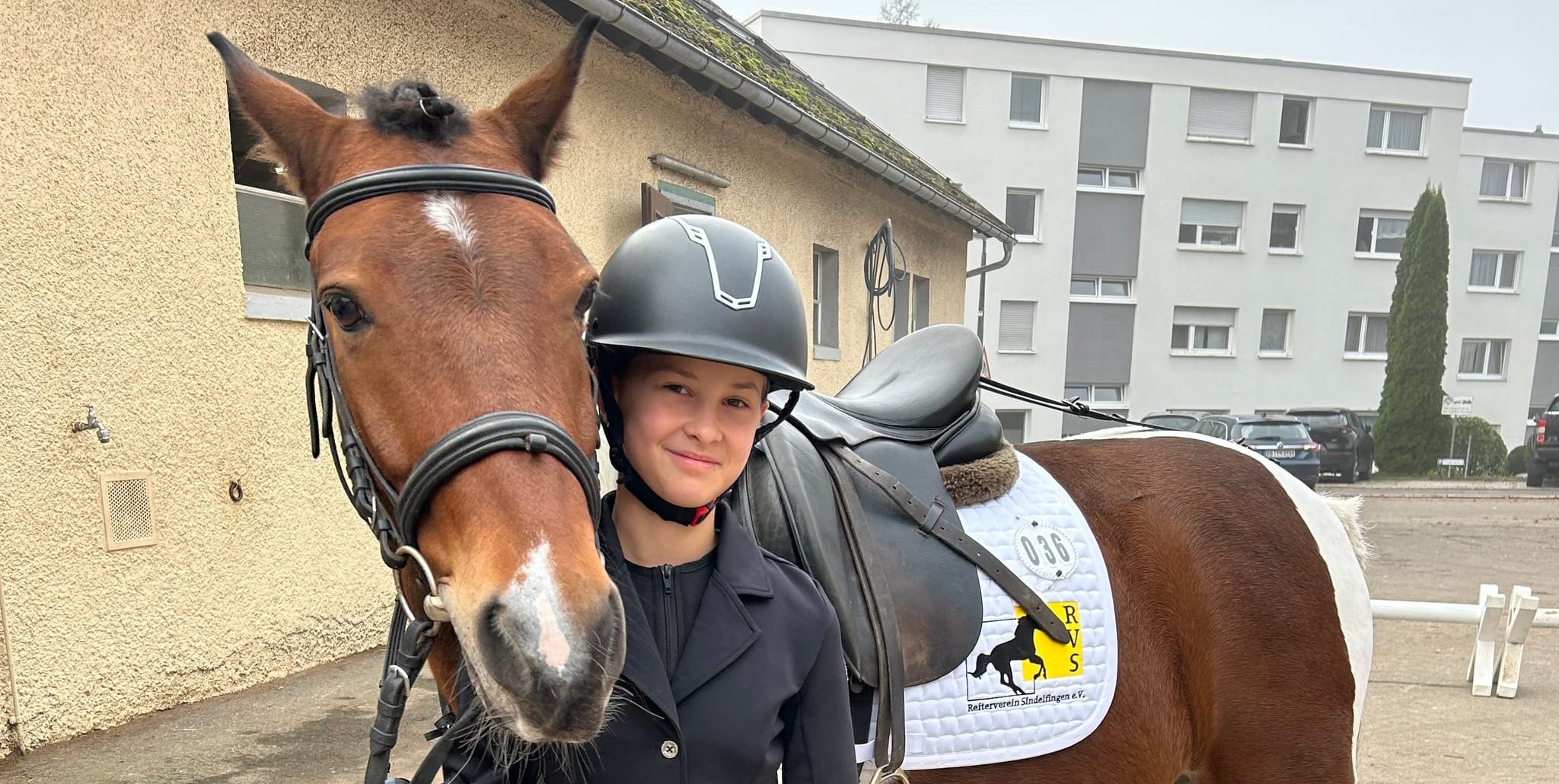 Die 13-jährige Maja Haumann erreicht mit Simba die Wertungsnote 7,3 und setzt sich damit gegen die Konkurrenz aus nah und fren beim Sindelfinger Turnier. Bild: : Hensolt