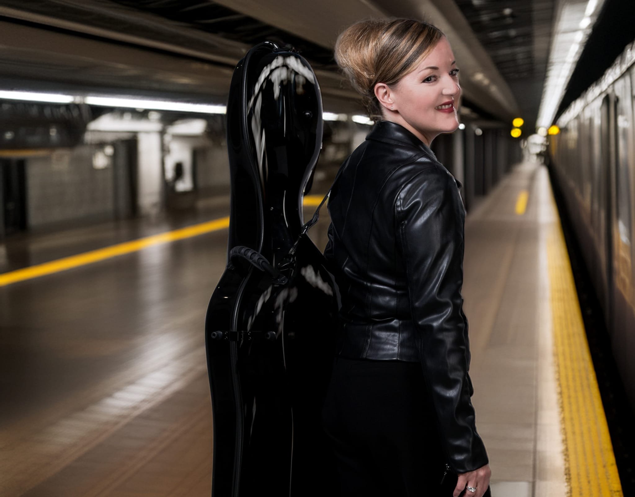 Alexandra Netzold spielt Cello auf dem Goldberg.