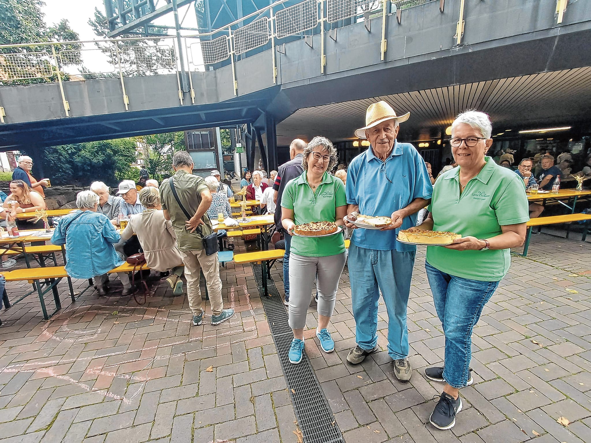 Bärbel Schneider (links) vom Landfrauenverein, Walter Arnold (Reit- und Fahrverein) und Christa Babel (Landfrauenverein) sind mit weiteren Vereinsmitgliedern bei der Sichelhenke im Einsatz.