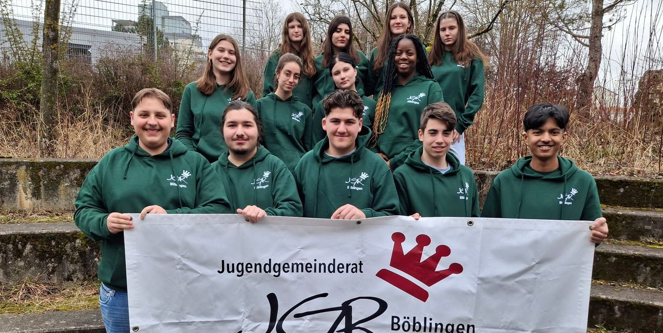 Der frisch gewählte Jugendgemeinderat. Vorne: Vincent Koch, Ilias Baumann, Nebinuh Alhan, Ivo Komljenović, Nachiketha Karthik. In der Mitte: Amély Divet, Ceyla Ulubas, Gabrijela Islamovic, Erika Atomon. Und hinten: Alea Beqiri, Amanda Gutierrez, Nadine Schneider, Ksenia Kurkova. Nicht auf dem Bild sind Sofiia Chebotarova, Kyrylo Ivchenko, Dario Petrašević und Yuliia Kim.