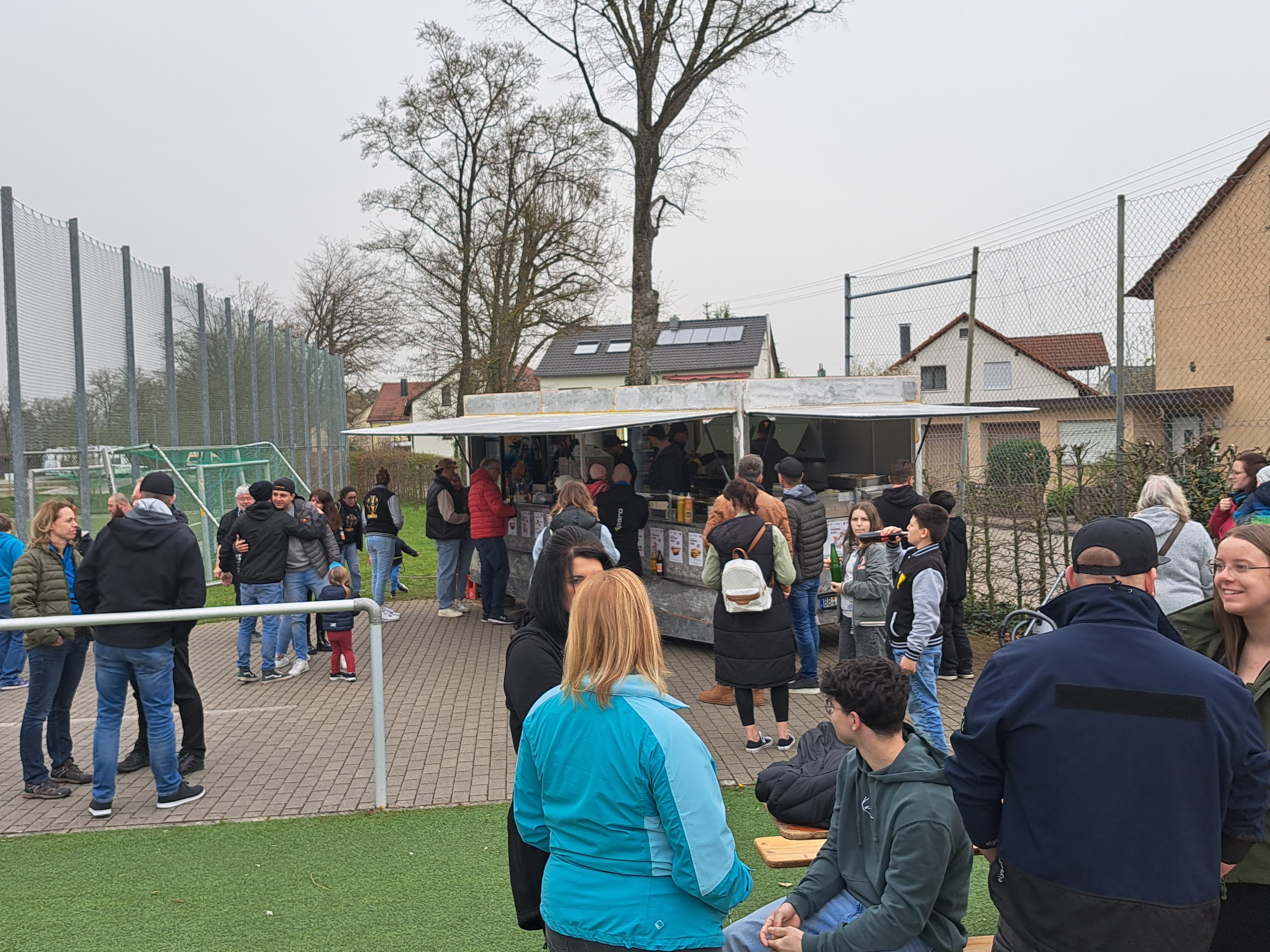 Der neue Imbisswagen mit amerikanischen Burgern kommt bei den Holzgerlingern gut an.Bild:Haug
