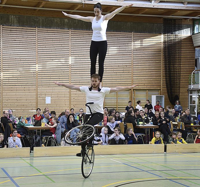 Patrick Tisch und Julia Hämmerli beim Lenkersitzsteiger mit Schulterstand. Bild: Reichert