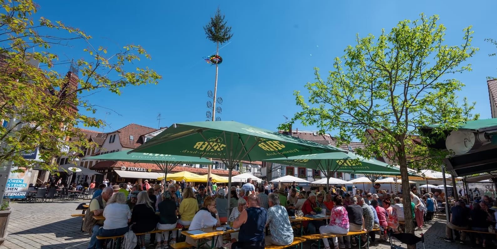 Treffpunkt am 1. Mai: Die Maihocketse auf dem Wettbachplatz in Sindelfingen lockt Familien mit Musik und Bewirtung.	Bild: Nüssle