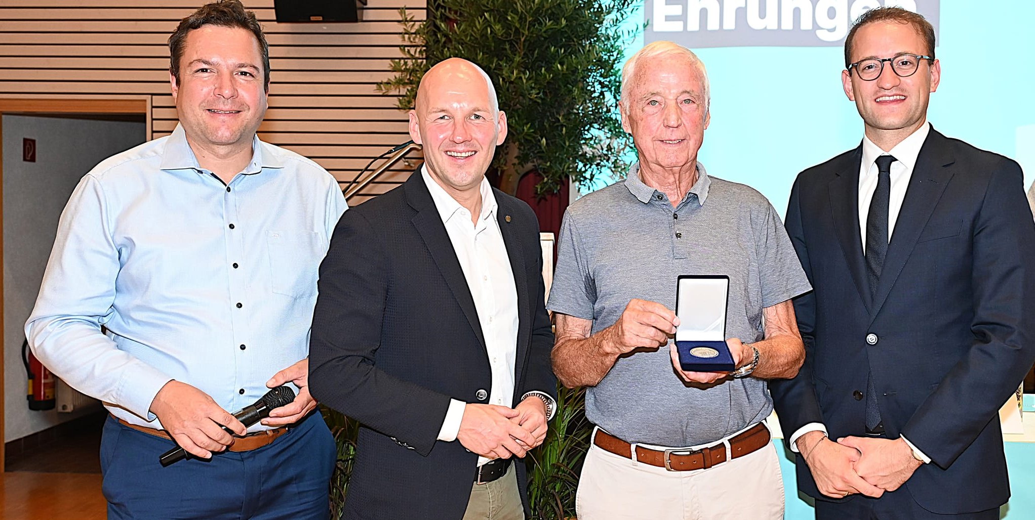 Das Bild zeigt links Gärtringens Bürgermeister Thomas Riesch, der die Laudatio hielt, neben ihm den Böblinger Bundestagsabgeordneten Marc Biadacz sowie rechts den Kreisvorsitzenden und Landtagsabgeordneten Dr. Matthias Miller, die Helmut Noe für die Ehrung in die Mitte genommen haben.  Bild: Reichert