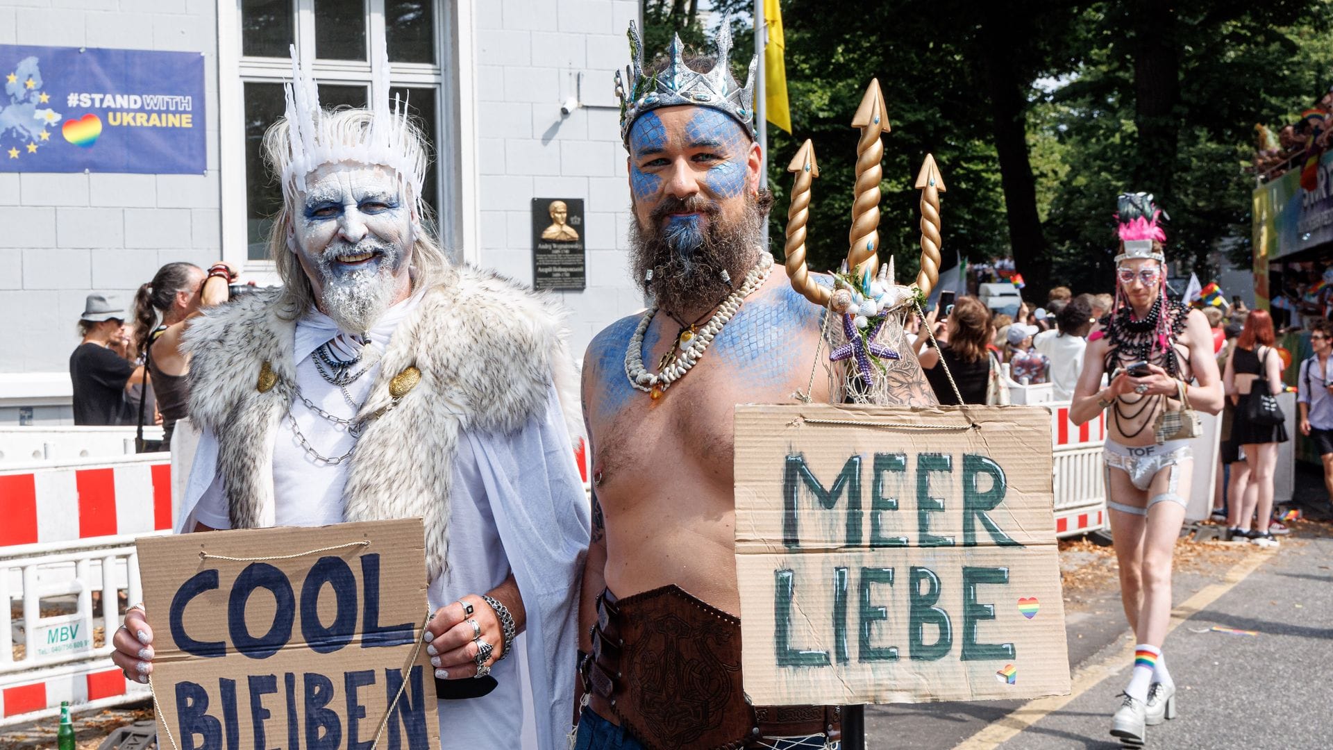 Cool bleiben: Der Appell eines Teilnehmers an einem Christopher Street Day (CSD) in Hamburg. (Illustration)