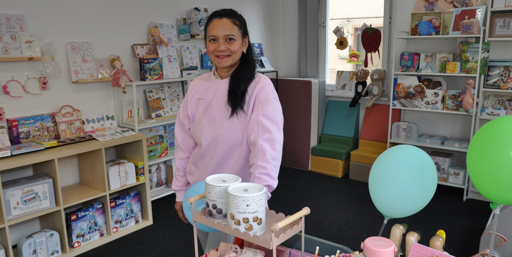 Lamai Maier betreibt den Spielwaren- und Geschenkeladen Bowbini in der Böblinger Stadtgrabenstraße. 	Bild: Klemm