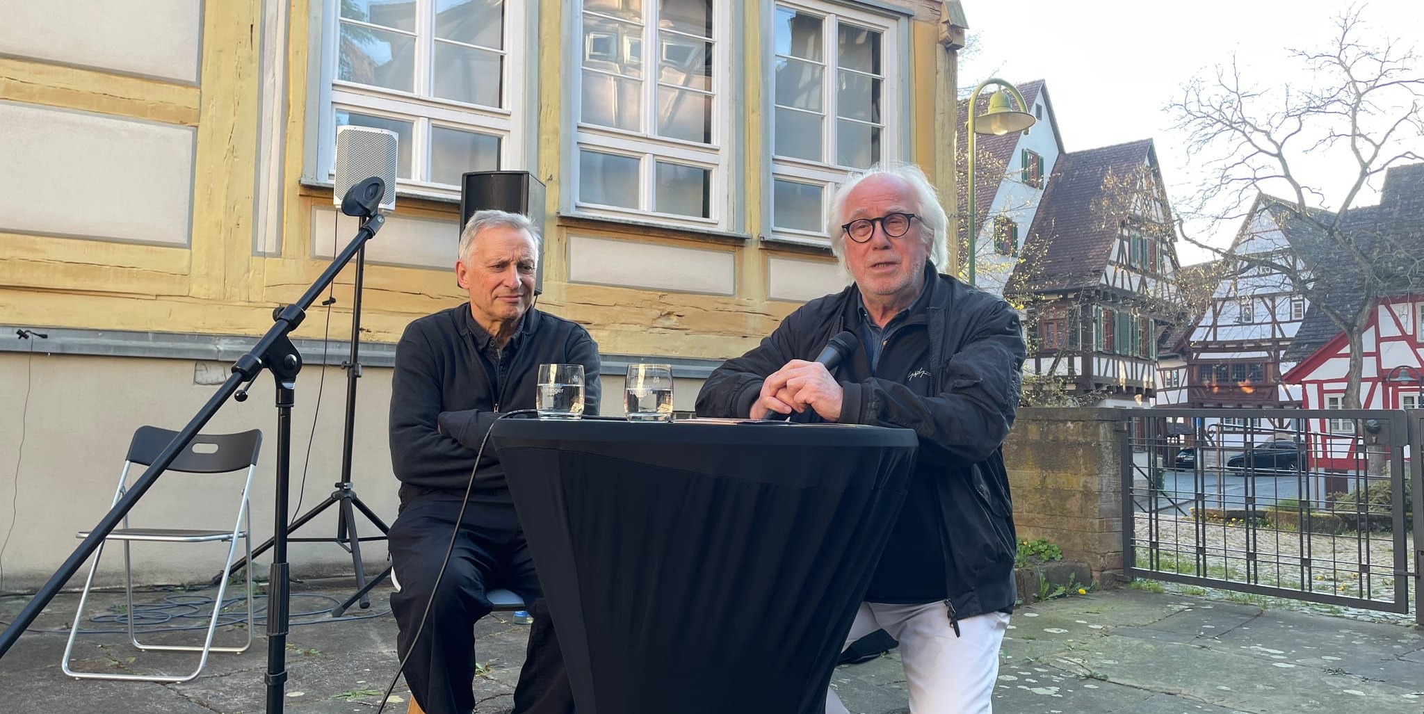 Werner Schretzmeier (rechts), ist vor über 50 Jahren der Pate für Jugendhäuser, Popkonzerte und Musikfilme im Fernsehen. Im Serenadenhof spricht der Chef des Theaterhauses Stuttgart mit Dr. Christoph Wagner, dem Autor des Buches „Von Abba bis Zappa“, über seine Erfahrungen mit Sindelfingen.