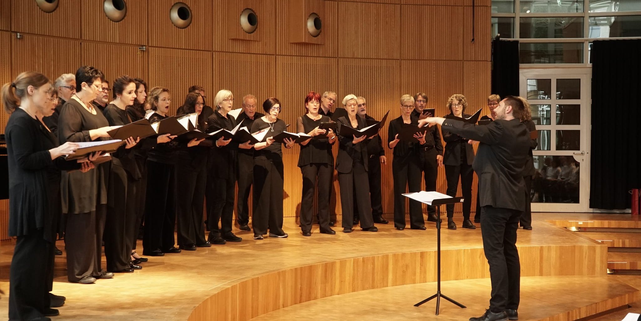 Sindelfinger Kammerchor beim Rätsel-Konzert im Odeon mit Chorleiter Jan-Benjamin Homolka.