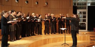 Sindelfinger Kammerchor beim Rätsel-Konzert im Odeon mit Chorleiter Jan-Benjamin Homolka.