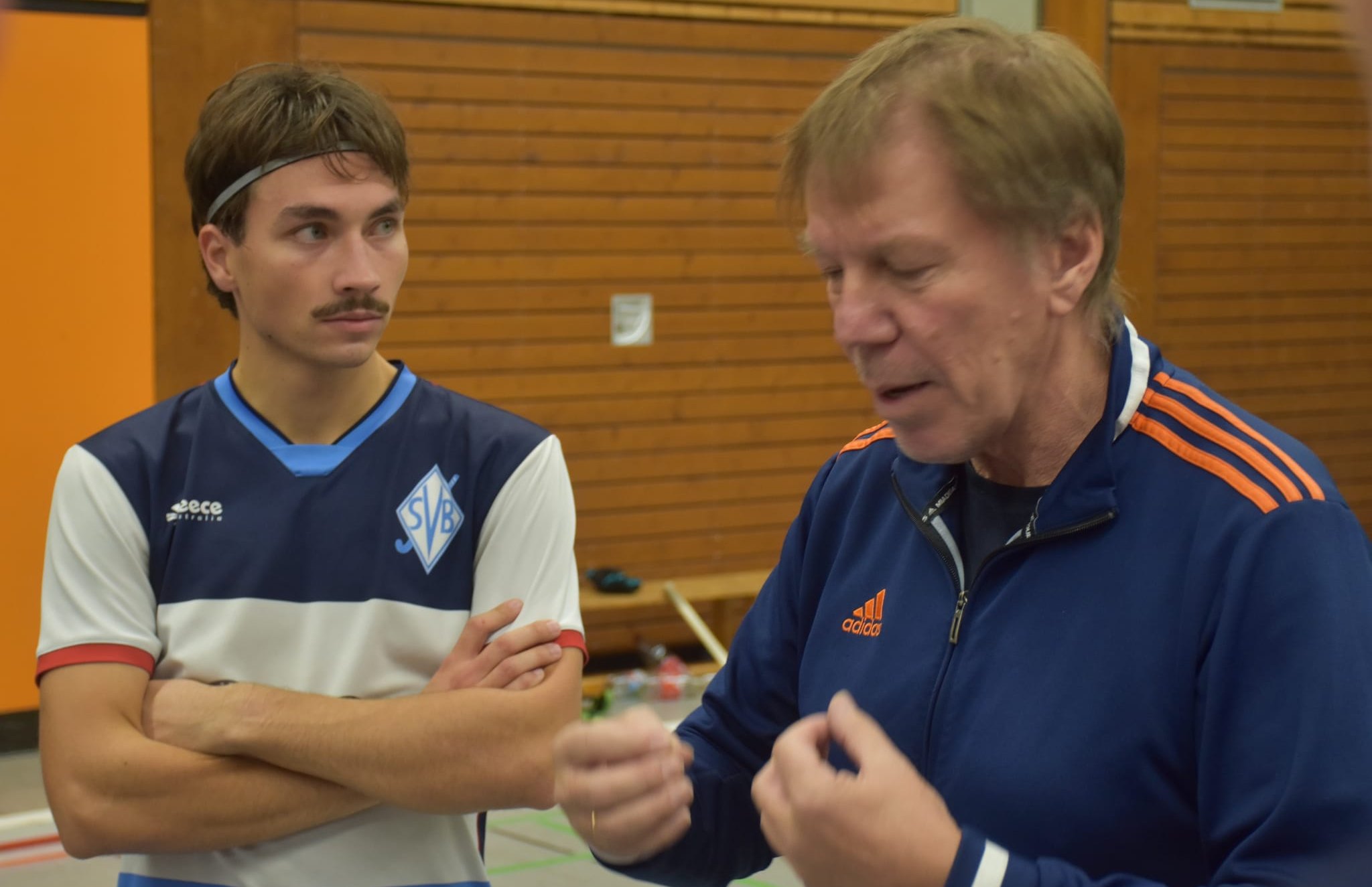 Trainer Thomas Dauner stimmt Stürmer Frederick Maack ein.