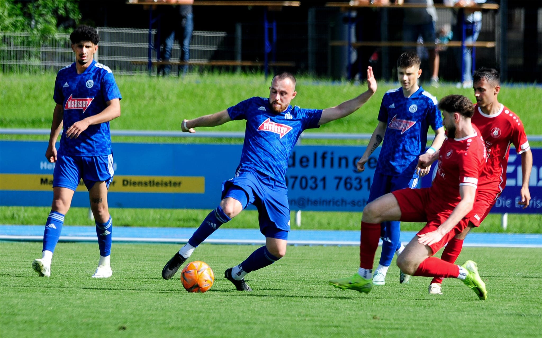 Tobias Kubitzsch (mit Ball) und der VfL Sindelfingen verloren gegen den MTV Stuttgart mit 0:2.