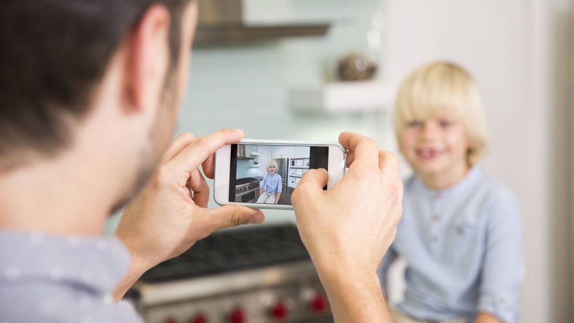 Ein süßes Bild ist schnell online geteilt - und schon ist die Privatsphäre des Kindes in Gefahr (Symbolbild).