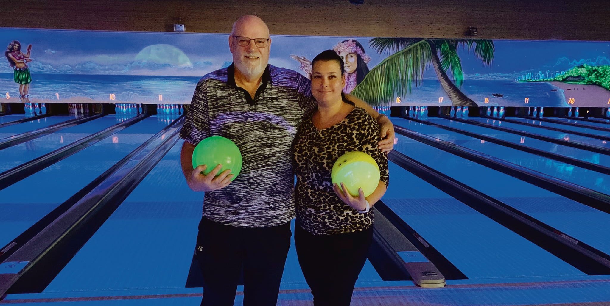 Werner Knöbl und seine Tochter Carina im schwarzlicht der Dream Bowl.Bild: Holzapfel