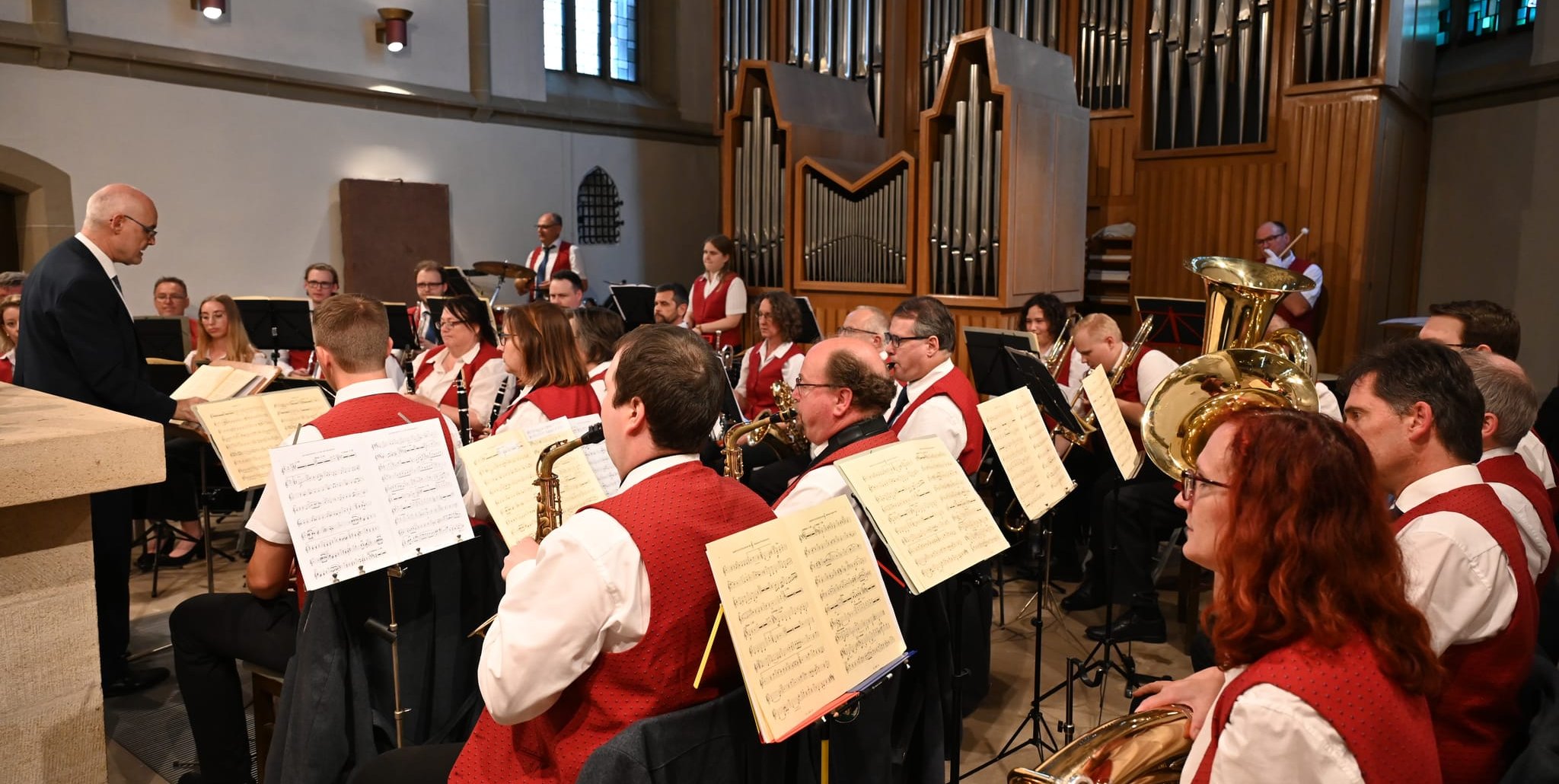 Der Musikverein Magstadt bei seinem Konzert anstatt unter freien Himmel im Chor der evangelischen Johannes-Täufer-Kirche zwischen Altar und Orgel.