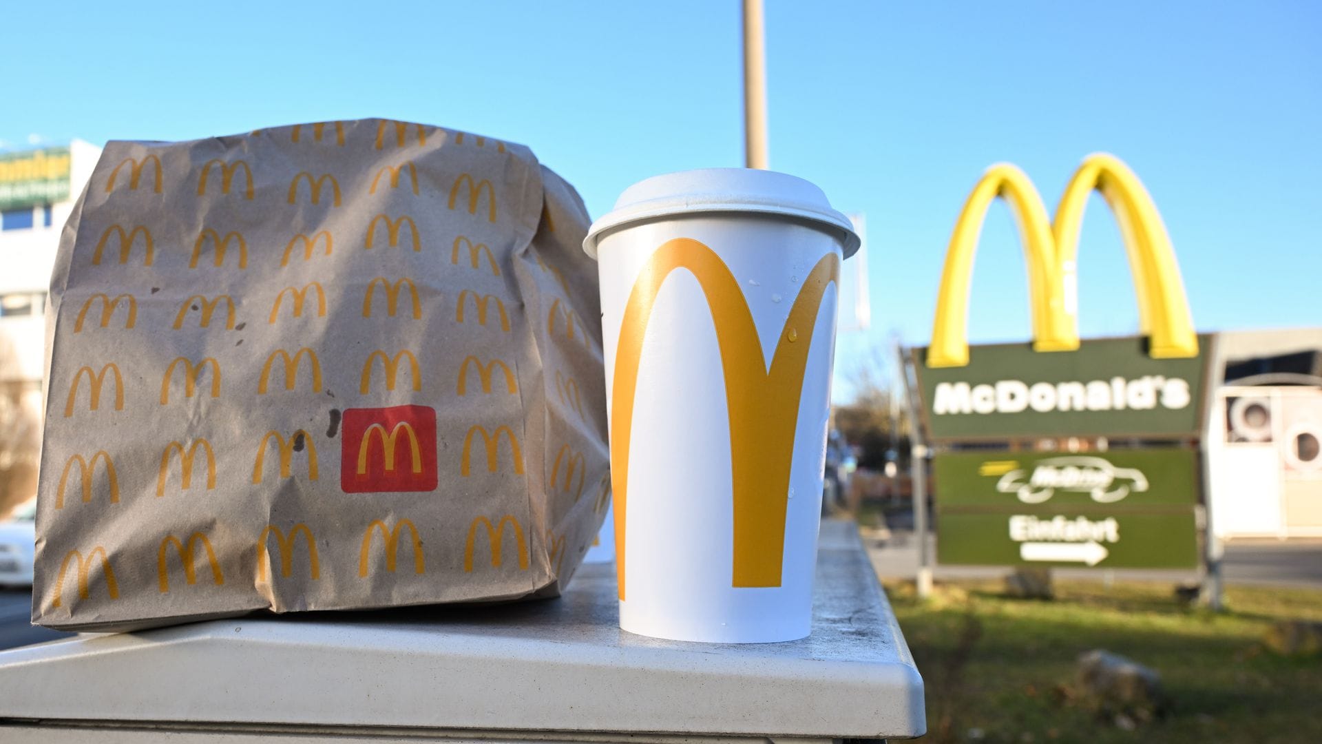 Die Deutsche Umwelthilfe verklagt die Burgerkette McDonald's mit dem Vorwurf des "Greenwashing". (Archiv)