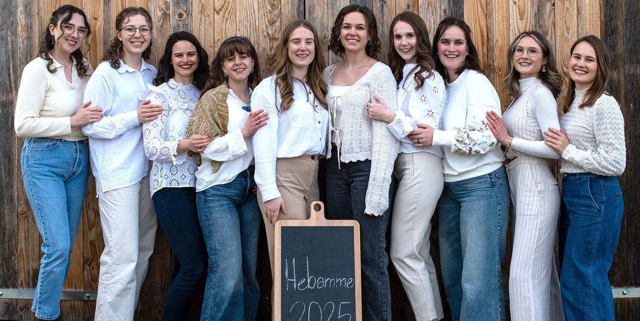 Unser Foto zeigt die frisch examinierten Absolventinnen der Hebammenwissenschaften.