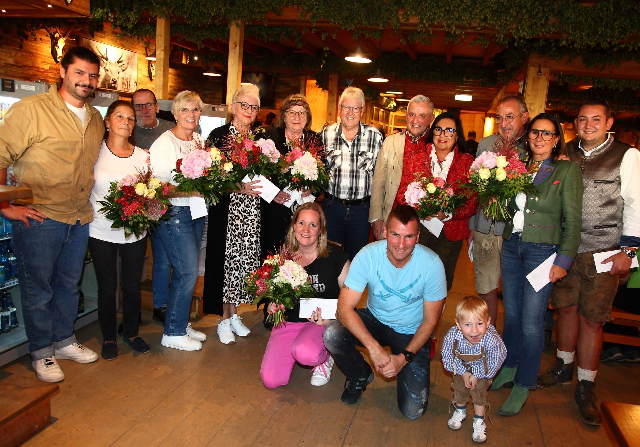 Ein Dankeschön an die Familie und die engsten Mitarbeiter: Valentin Hillengass, Sabine Hertfelder, Uwe Hertfelder, Monika Gölke, Carola Leimbach, Helga Betz, Gert Betz, Werner Klauss, Isolde Klauss, Dieter Klauss, Ute Augenschein, Sandro Klauss (von links). Vorne kniend Tina und Alex Mayer mit Leon.